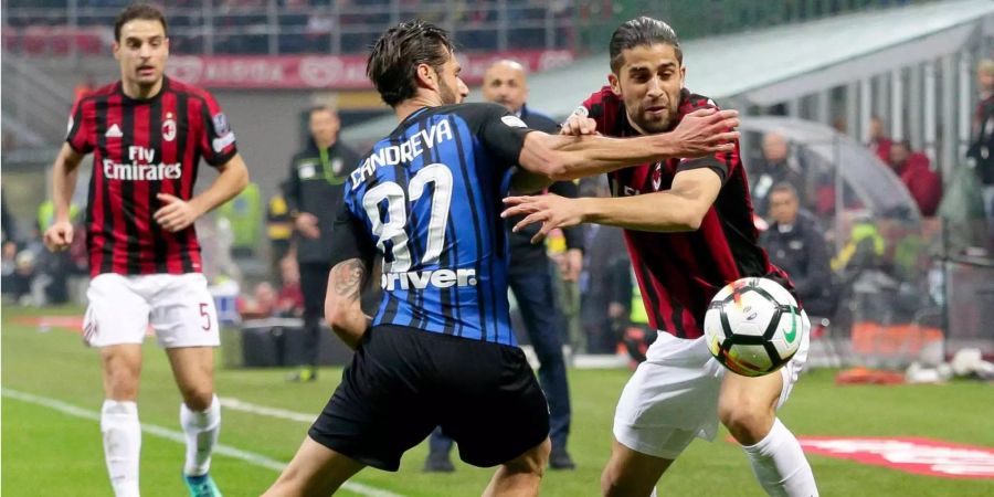 Der Schweizer Natispieler Ricardo Rodriguez (rechts) im Duell mit Candreva.