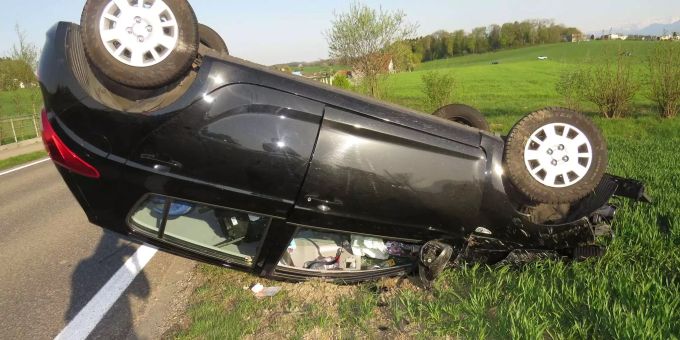Oberwil-Lieli - Autofahrerin kracht in entgegenkommenden Wagen