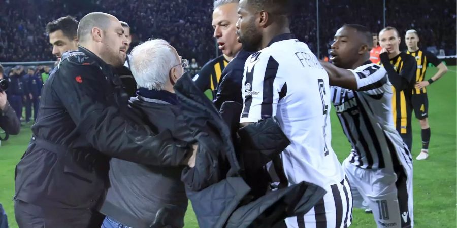 Diese Bild schockte die Fussballwelt: Ivan Savvidis, Besitzer von Paok Saloniki, läuft mit einem Revolver am Gurt auf das Spielfeld.