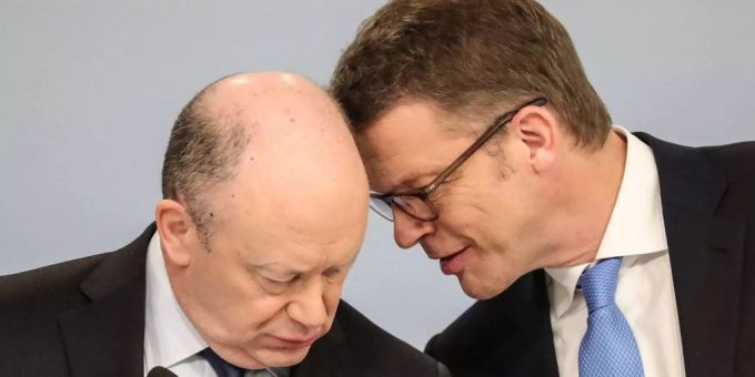 John Cryan (l.) übergibt die Spitzenposition der Deutschen Bank an Christian Sewing. christian sewing