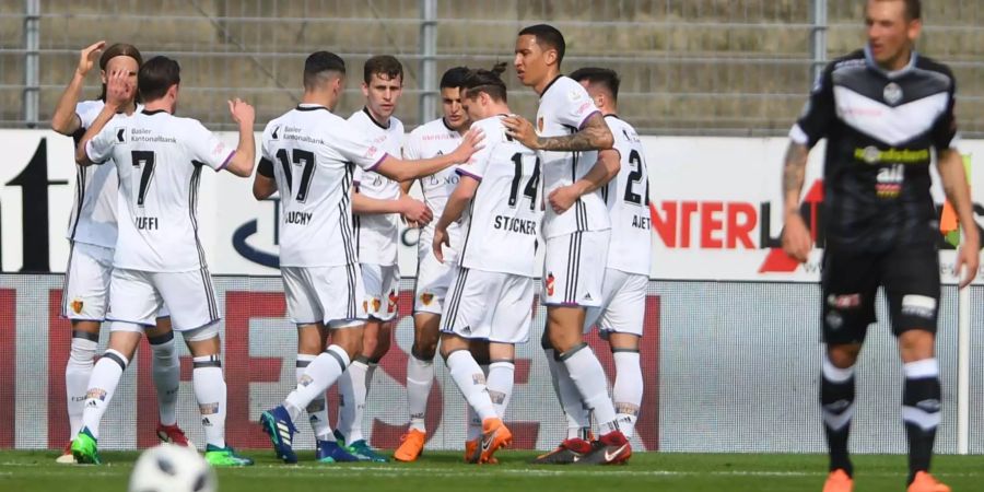 Die Basler jubeln nach dem 1:0 durch Elyounoussi im Cornaredo.