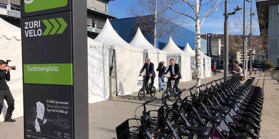 Der Zürcher Stadtrat Filippo Leutenegger (l.) auf der Testfahrt mit PubliBike-Chef Bruno Rohner.