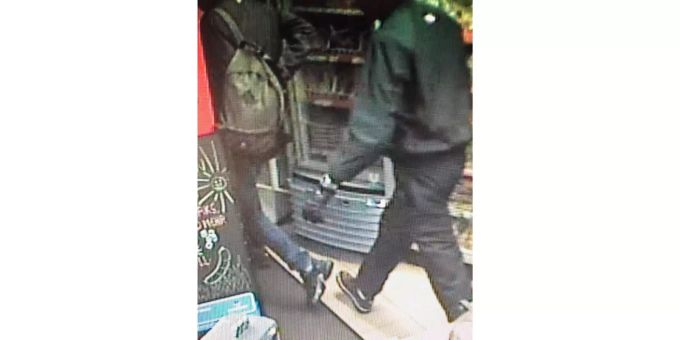 Einer der Männer hatte eine grosse silberne Uhr am linken Handgelenk. Zudem hatten die Unbekannten zum Tatzeitpunkt einen olivgrünen Rucksack dabei. Einer der Männer hatte eine grosse silberne Uhr am linken Handgelenk. Zudem hatten die Unbekannten zum Tatzeitpunkt einen olivgrünen Rucksack dabei.