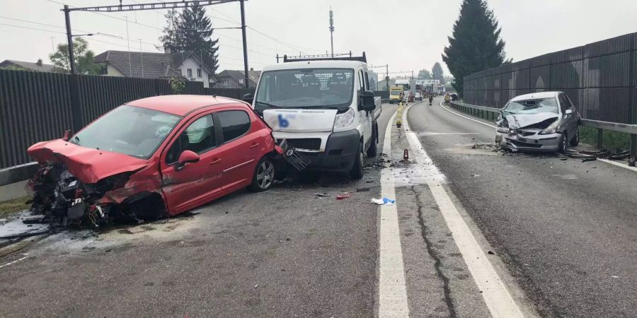 Am Freitagmorgen ereignete sich eine heftige Kollision dreier Fahrzeuge auf der Autostrasse A6.