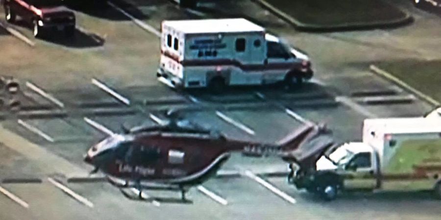 Rettungshubschrauber landeten auf dem Parkplatz der Santa Fe Highschool in Texas.