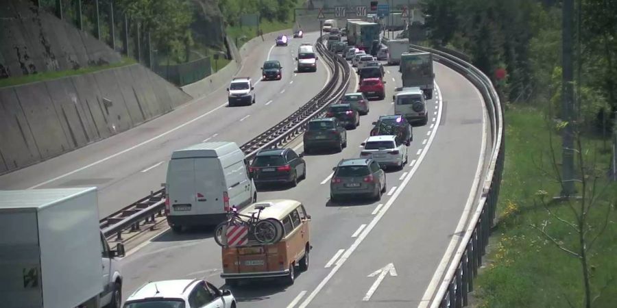 Autos stehen vor dem Gotthard-Tunnel.