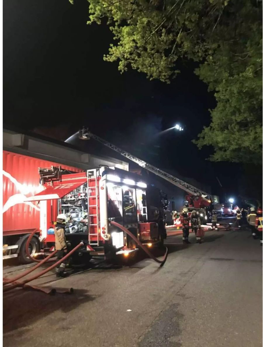 Für die Bändigung der Flammen eilte ein Grosstrupp Feuermänner herbei.