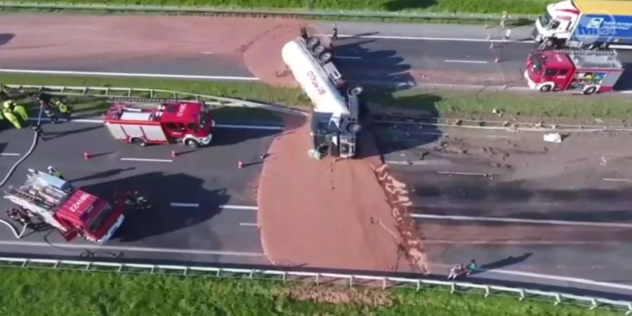 «Süsser» Unfall: In Polen verliert ein Lastwagen 12 Tonnen Flüssigschokolade.