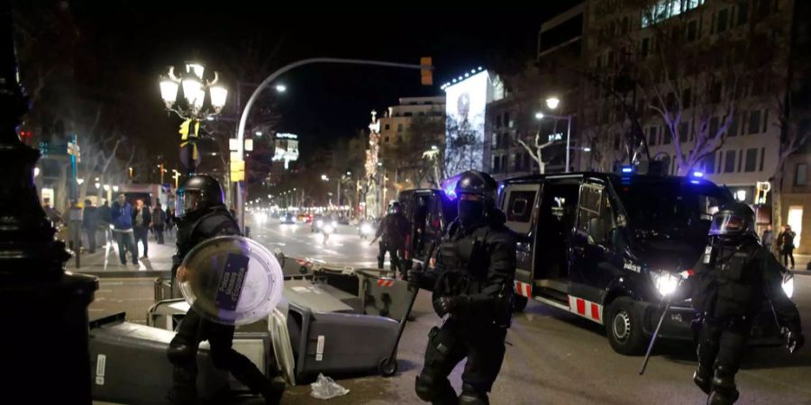 Demonstranten stürmen weiterhin für die Puigdemont die Strassen von Barcelona (Bild vom Sonntag).