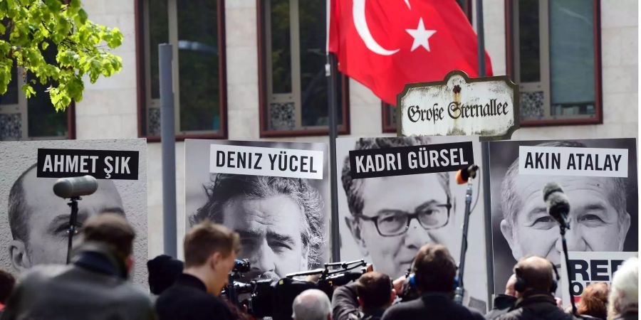 Demonstranten vor der türkischen Botschaft in Deutschland am 26. April.