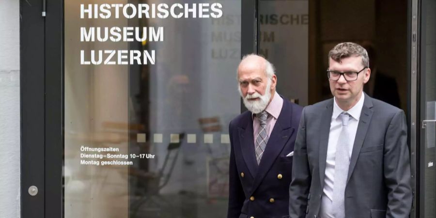 Es ist der erster Aufenthalt des Prinzen in Luzern. Schön sei es hier, die Holzbrücke versprühe Atmosphäre von alter Welt. Die paar Brocken Deutsch habe er übrigens an der Schule und in der Armee gelernt.