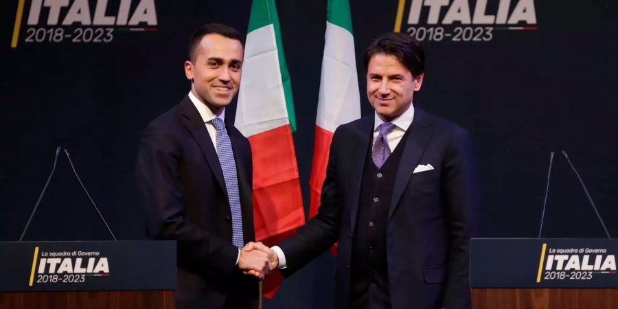 Italiens Regierungspräsident Giuseppe Conte (r.) mit Regierungspartner und Fünf-Sterne-Chef Luigi Di Maio.