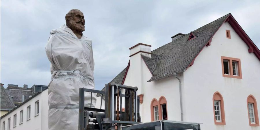 Die Marx-Statue in Trier. Sie bleibt bis am Samstag verpackt.