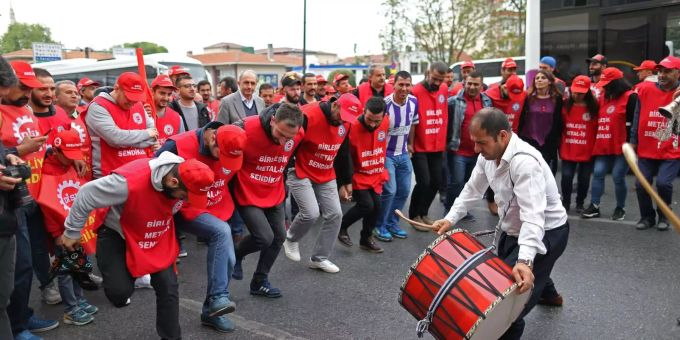 Die illegale Kundgebung erreicht den Taksim-Platz. Die illegale Kundgebung erreicht den Taksim-Platz.