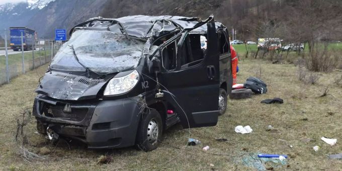 Acht Personen befanden sich im verunfallten Auto. Acht Personen befanden sich im verunfallten Auto.