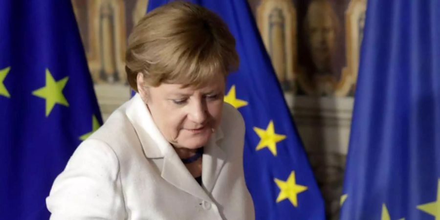 Prinzipiell möchte Merkel mit jeder Regierung in Italien zusammenarbeiten, aber: Grundlegende Prinzipien der Eurozone müssten respektiert werden.