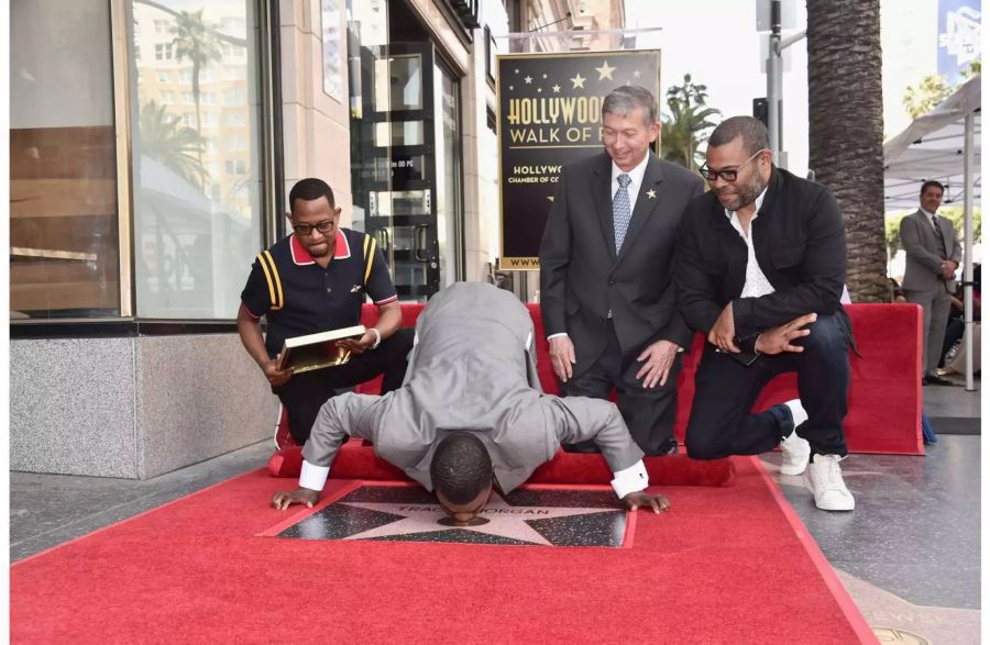 Tracy Morgan küsst seinen Stern. Auch auf dem Bild: Komiker Martin Lawrence, Leron Gubler und Jordan Peele.