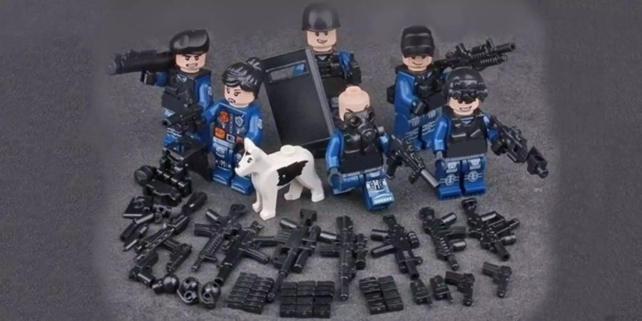 Ein SWAT-Team mit Waffenarsenal.