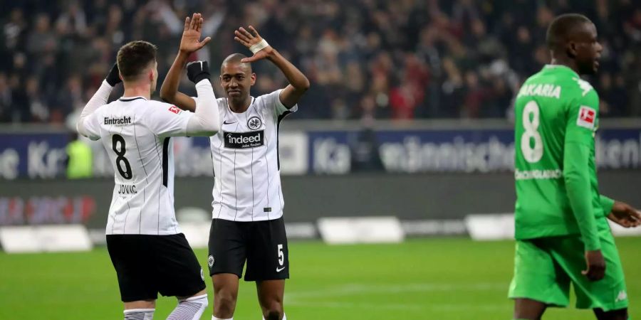 Gelson Fernandes (Mitte) trifft heute mit Frankfurt im Pokal auf Mainz.