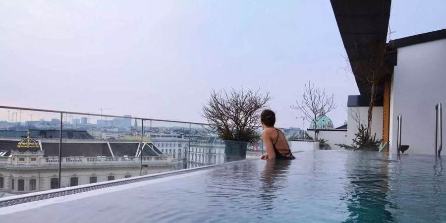 Die Annehmlichkeiten des Luxushotels, wie der Roof-top-Pool, können genutzt werden.