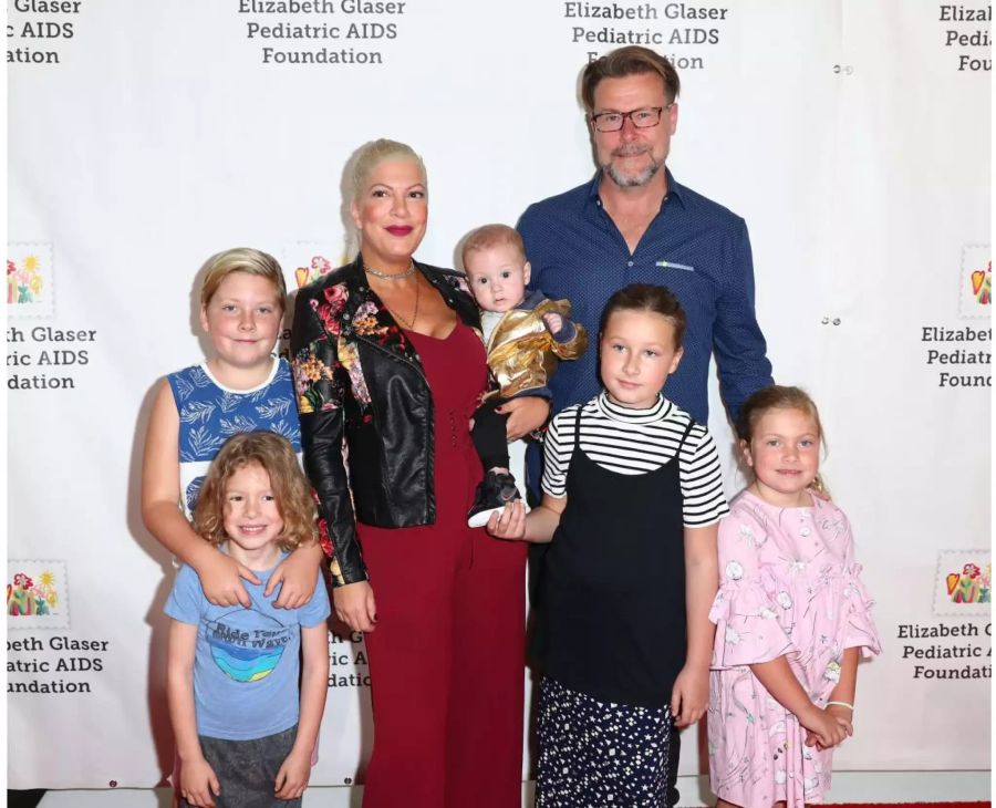 Tori Spelling mit Ehemann Dean McDermott und ihren fünf Kindern.