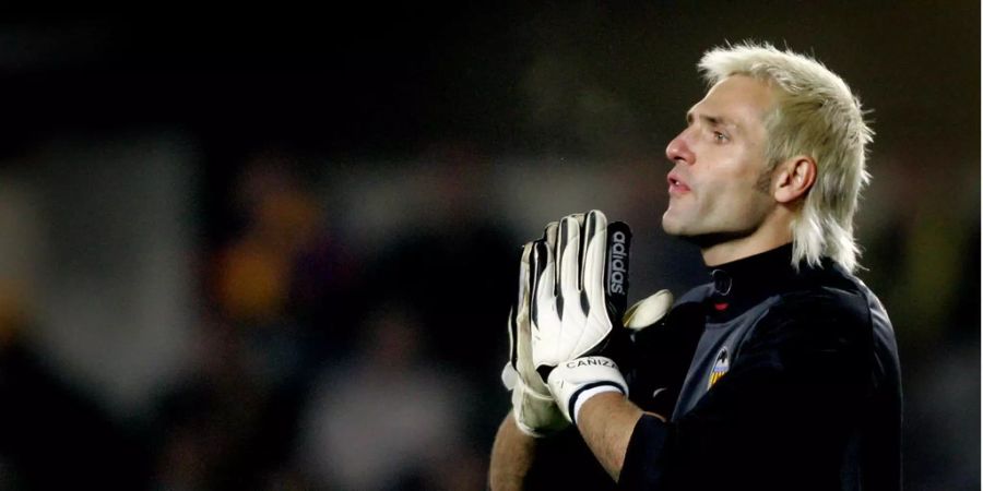 2002 wäre Santiago Canizares als Stammgoalie der spanischen Nati an die WM gefahren. Doch noch vor Turnierstart fiel ihm im Mannschaftshotel ein Parfumfläschchen zu Boden. Eine Scherbe bohrte sich in seinen Fuss und durchtrennte eine Sehne - Saisonende. Für ihn rückte Iker Casillas nach.