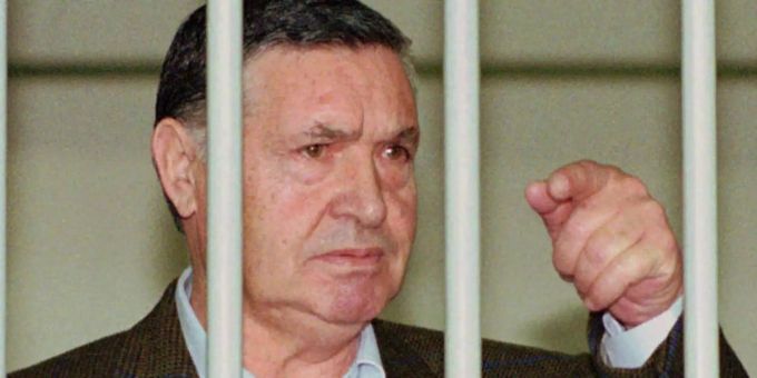 Nach Jahren hinter Gittern ist der italienische Mafiaboss Salvatore «Totò» Riina mit 87 Jahren in der Haft gestorben. Nach Jahren hinter Gittern ist der italienische Mafiaboss Salvatore «Totò» Riina mit 87 Jahren in der Haft gestorben.