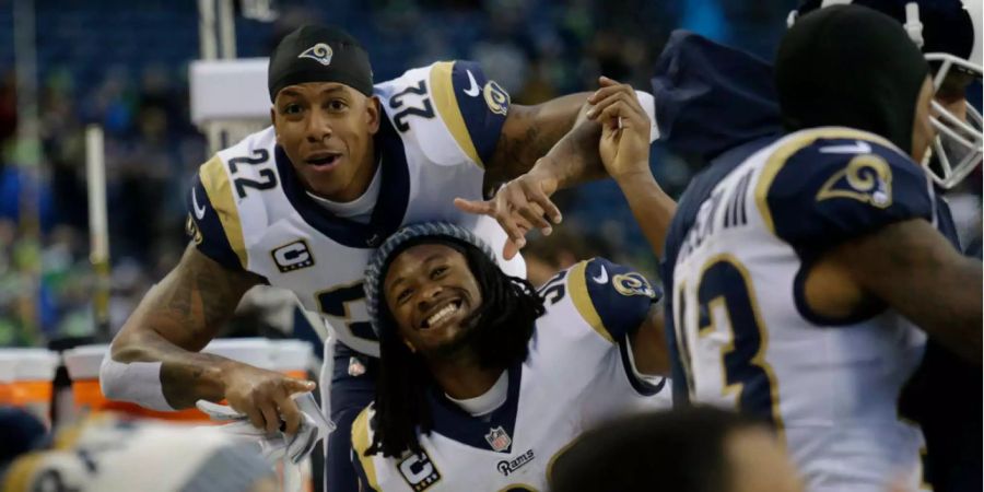 Los Angeles Rams Running Back Todd Gurley und seine Teamkollegen haben gut lachen: Der 42:7-Sieg im (Spitzen-)Spiel gegen den Divisionsrivalen Seattle Seahawks ist zu keinem Zeitpunkt in Gefahr. Gurley ist bis zur Mitte des dritten Viertels für 180 Yards und vier Touchdowns verantwortlich. Der MVP-Kandidat führt die Liga nun mit 17 Touchdowns an.