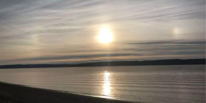 Den Namen «Sun Dog» hat das Phänomen den Nebensonnen zu verdanken, welche die eigentliche Sonne begleiten und wie Hunde neben ihr wachen. Den Namen «Sun Dog» hat das Phänomen den Nebensonnen zu verdanken, welche die eigentliche Sonne begleiten und wie Hunde neben ihr wachen.