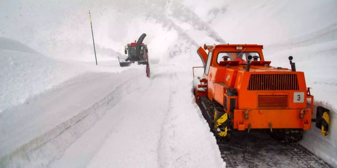 Auf dem Gotthard wird mit Hochdruck versucht, die Strassen vom Schnee zu befreien. Schneeräumung auf dem Gotthard.