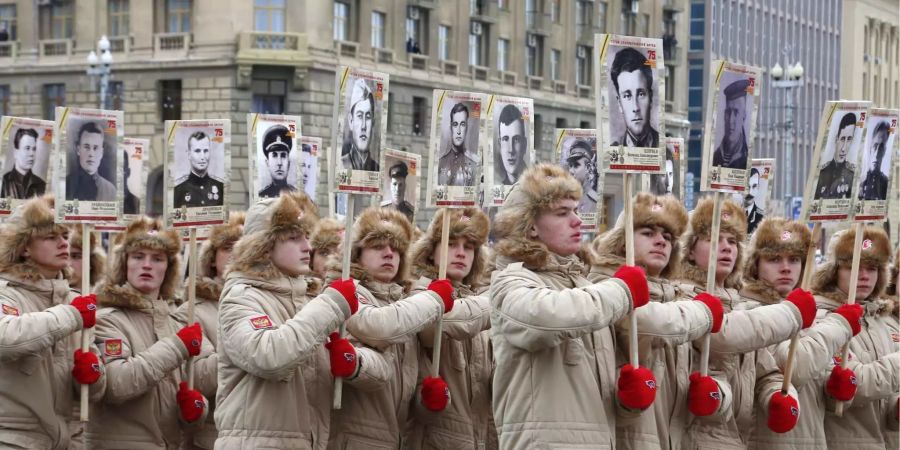 Mitglieder der Jungen Armee von der militärischen patriotischen Bewegung marschieren bei der Parade zum 75. Jahrestag der Schlacht um Stalingrad im Zweiten Weltkrieg.