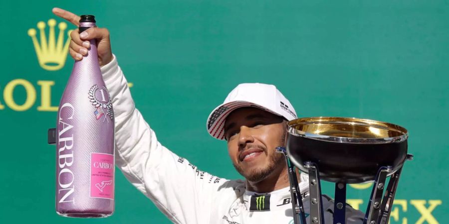 Formel-1-Champion Lewis Hamilton bleibt bei Mercedes.