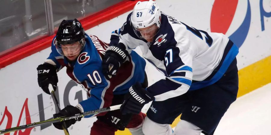 Andrighetto im Zweikampf mit Winnipegs Myers.