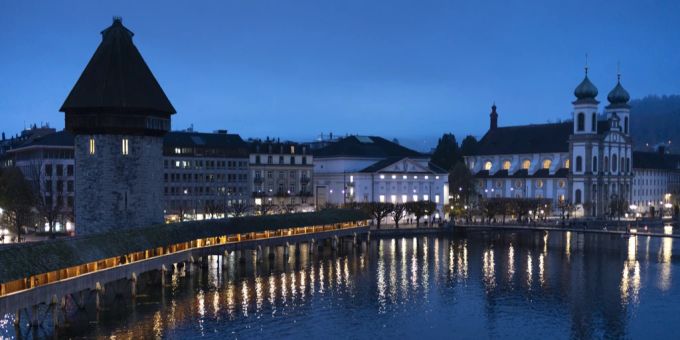 Der Wasserturm in Luzern (links im Bild) bleibt während der Earth Hour für eine Stunde im Dunkeln. Earth Hour