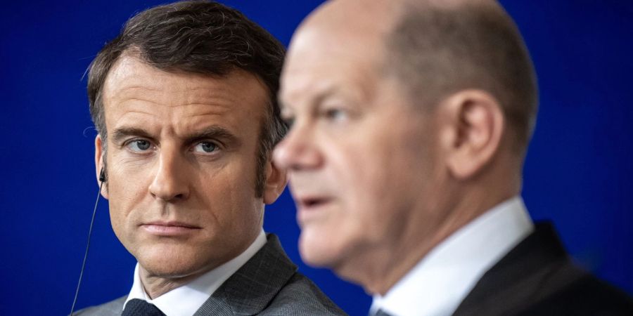 Frankreichs Präsident Emmanuel Macron (l) und Bundeskanzler Olaf Scholz (r) haben teils unterschiedliche Ansichten, wenn es um den Ukraine-Kurs geht.