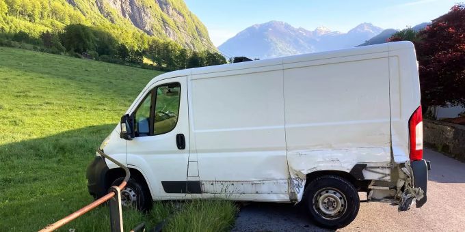 An den Fahrzeugen und dem angrenzenden Strassenzaun entstand Sachschaden. Unfall