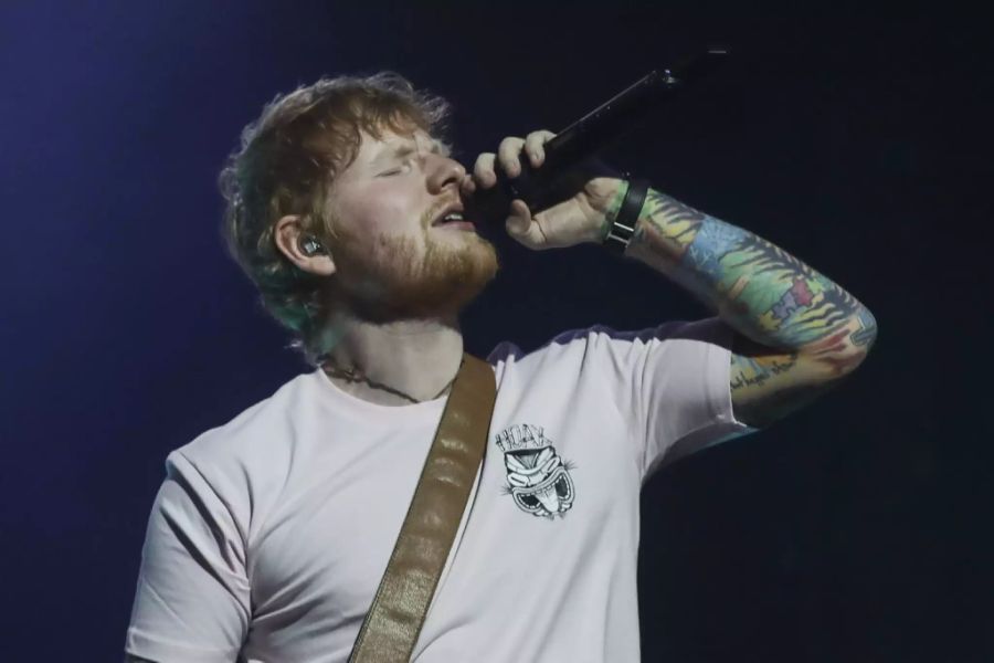 Nach der Corona-Pandemie will Ed Sheeran wieder auf Tour. Für dieses Vorhaben macht der Engländer nun Werbung auf den Trikots.