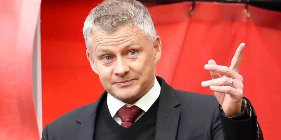 Ole Gunnar Solskjaer, Trainer von Manchester United, steht an der Seitenlinie und gibt seinen Spielern Anweisungen. Foto: Martin Rickett/PA Wire/dpa