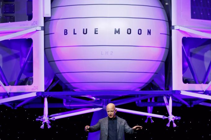 Jeff Bezos, Gründer von Amazon, spricht während einer Präsentation vor einem Modell der Mondlandefähre «Blue Moon» der Firma Blue Origin. jeff Bezos