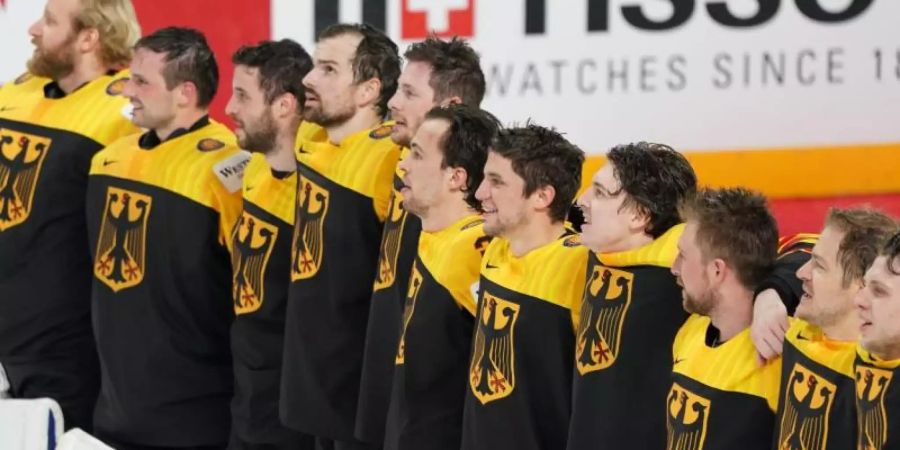 Die Deutsche Mannschaft wartet nach dem 3:1 auf die Siegerehrung. Foto: Roman Koksarov/dpa