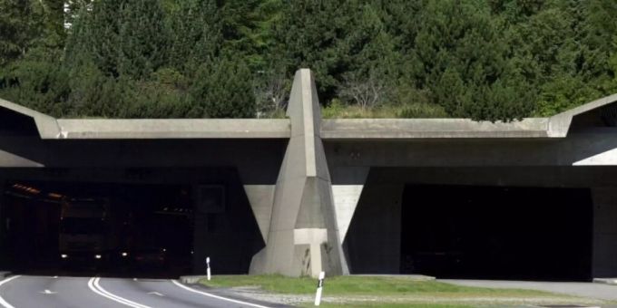 Das Gotthard-Südportal: Dort stauten sich am Pfingstmontag die Rückreisenden aus dem Süden. Der Stau wuchs rasch an, nachdem der Tunnel wegen eines Brandes gesperrt werden musste. (Archivbild) Das Gotthard-Südportal: Dort stauten sich am Pfingstmontag die Rückreisenden aus dem Süden. Der Stau wuchs rasch an, nachdem der Tunnel wegen eines Brandes gesperrt werden musste. (Archivbild)