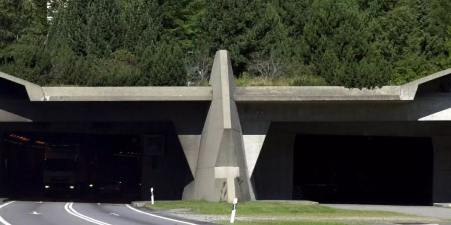 Das Gotthard-Südportal: Dort stauten sich am Pfingstmontag die Rückreisenden aus dem Süden. Der Stau wuchs rasch an, nachdem der Tunnel wegen eines Brandes gesperrt werden musste. (Archivbild)
