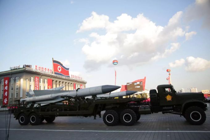 So sieht in Nordkorea eine Militärparade aus. Die Rakete auf dem gefilmten Auto sieht dieser ähnlich. Coronavirus
