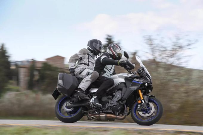 Die Tracer 9 GT kommt mit elektronischem Fahrwerk sowie Seitenkoffern. Yamaha Tracer 9 GT
