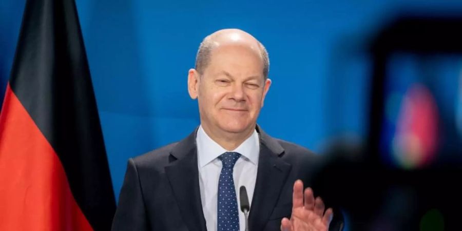 Olaf Scholz verabschiedet sich nach der digitalen Jahres-Pressekonferenz des Zolls. Foto: Kay Nietfeld/dpa