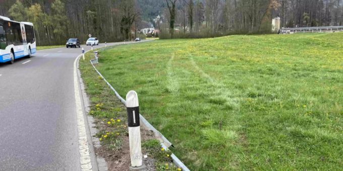 Ohne sich um den Schaden zu kümmern, entfernte sich der unbekannte Autofahrer von der Örtlichkeit.