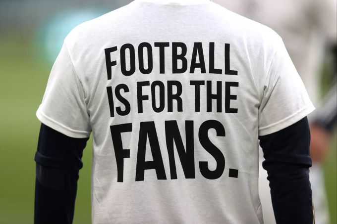 Nicht nur Fans, auch Vereine (hier Leeds United )demonstrierten etwa mit Aufwärm-T-Shirts gegen «The Super League». Leeds United Super League