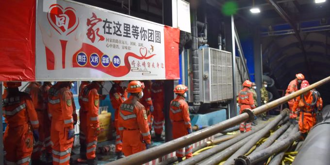 Retter arbeiten an einer überfluteten Kohlemine im Kreis Hutubi der autonomen Hui-Präfektur Changji. Bergwerk-Unglück in China