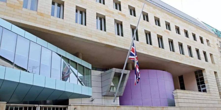 Der Union Jack vor der britischen Botschaft in Berlin wurde auf halbmast gesetzt. Foto: Wolfgang Kumm/dpa