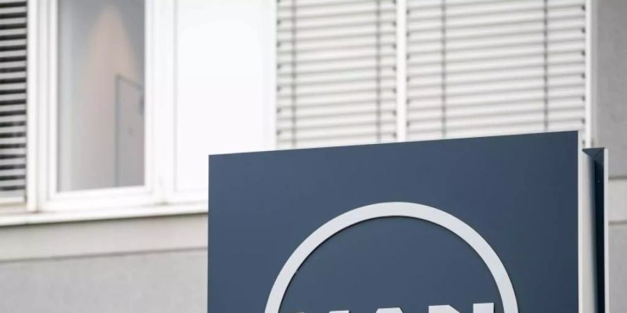 Das Logo des Lastwagenbauers MAN steht am Werk in Nürnberg an einer Säule. Foto: Daniel Karmann/dpa